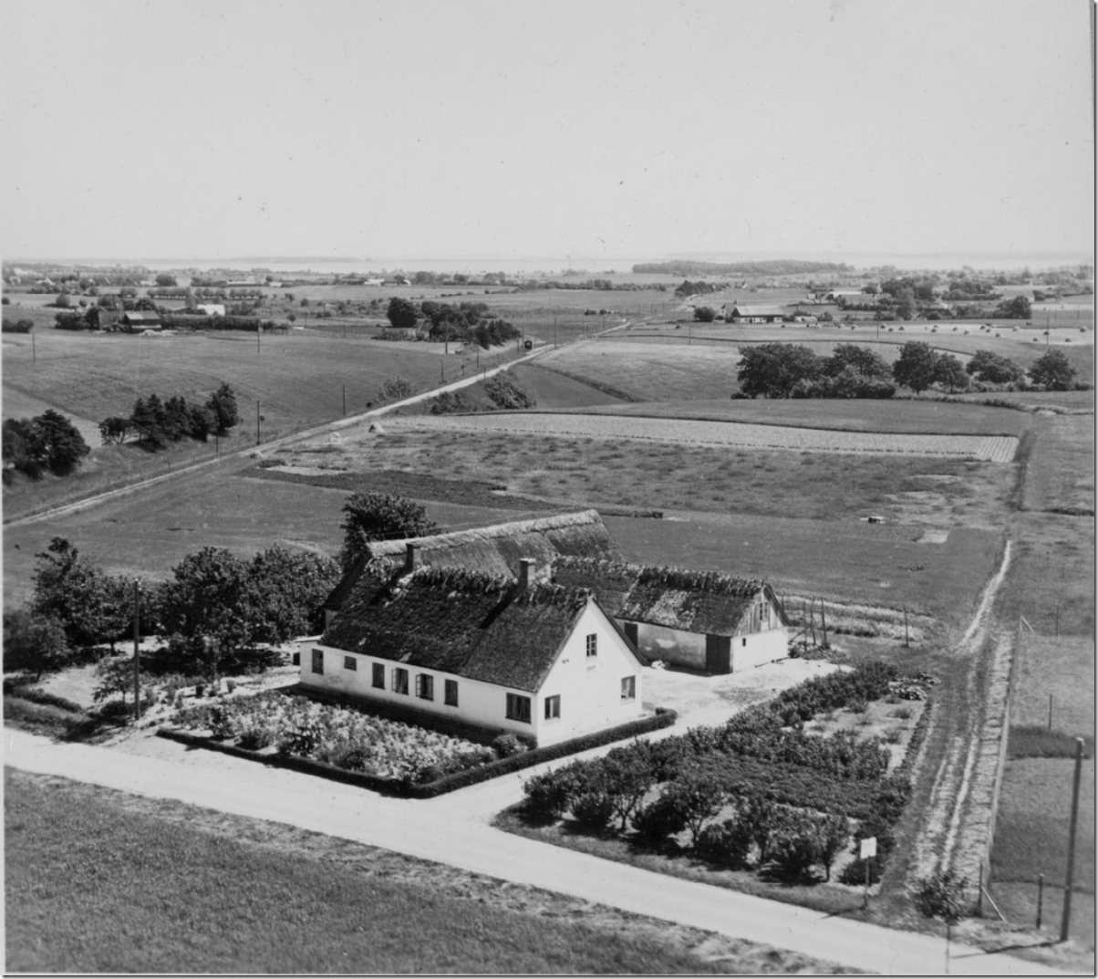Spangsbo 1953, roebanen bag ejendommen (Jernbane - Næstved, Præstø, Mern) blev nedlagt i 1961. Præstø fjord ses i baggrunden.